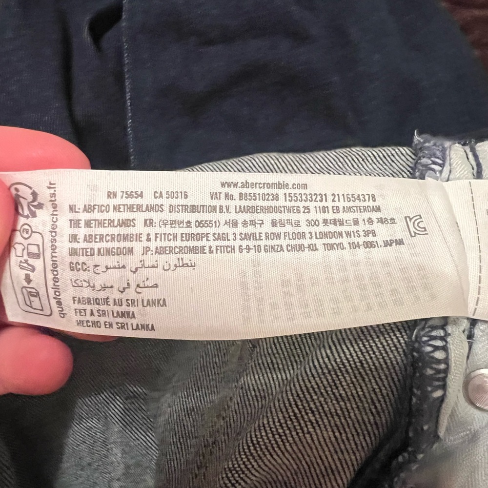 Abercrombie and Fitch Women's Super Skinny High Rise Jeans in dark wash. - Picture 8 of 8